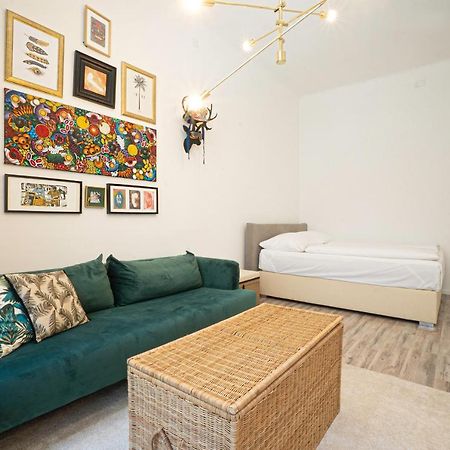 וינה 2-Room Apartment On The First Floor With Designer Renovation. Exit To The Courtyard. 15 Minutes To Schloss Schoenbrunn מראה חיצוני תמונה